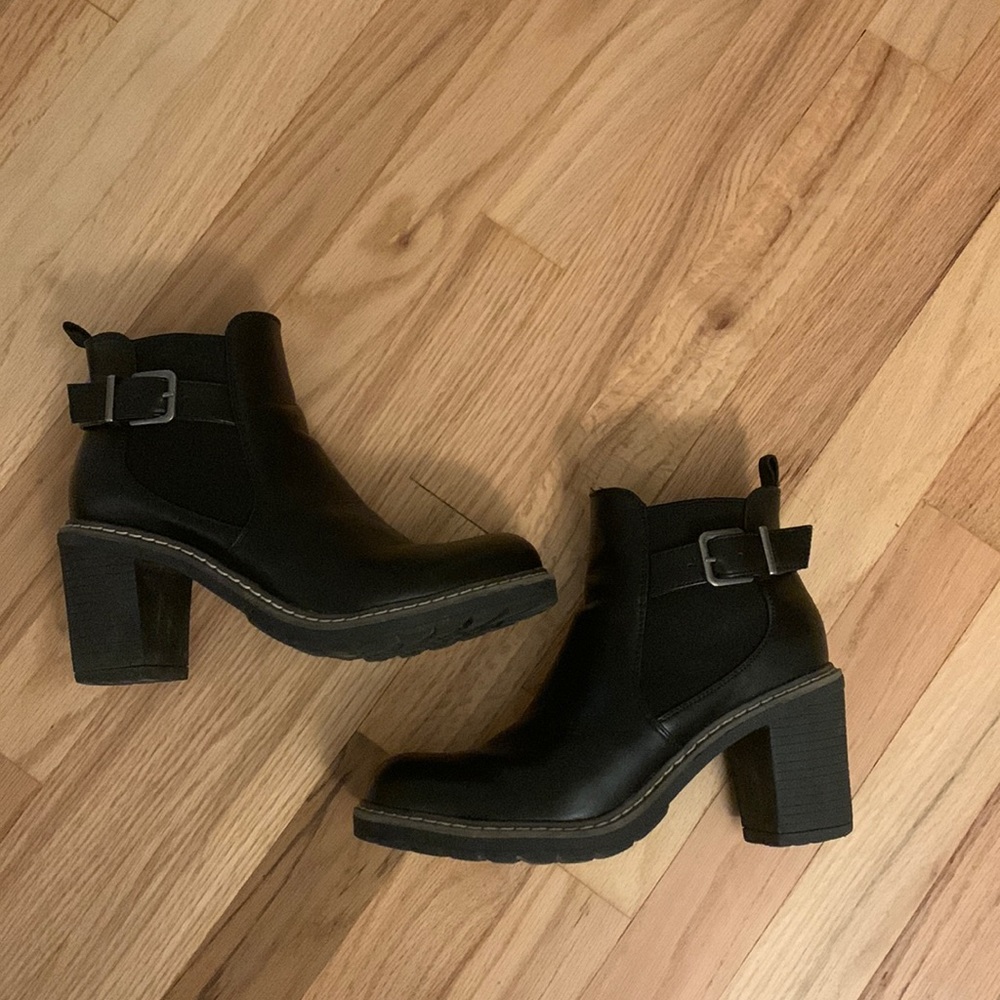 Olivia Miller Size 8 Black 3 Inch Heel Booties